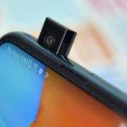 Cuenta con una cámara retráctil que aparece al activar la cámara delantera.