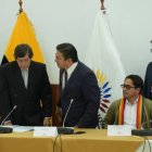 Comisionados. Doris Soliz (RC), César Rohón (PSC), el presidente Fernando Burbano (BADI), Jaime Olivo (PK-BIN) y Carlos Vera (PAIS): cinco de los siete. (Dina Defas / Expreso)