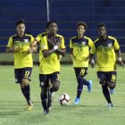 Miembros de la sub-15 festejan una anotación frente a Uruguay.