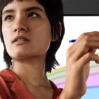 Su diseño es de cuerpo único, soporta 10 horas de uso con una sola carga y su batería es litio-titanio de 350 uAh.