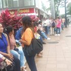 Un grupo de jóvenes hicieron fila días atrás en la calle Víctor Emilio Estrada, para entregar su hoja de vida y conseguir trabajo. La fila fue de dos cuadras.