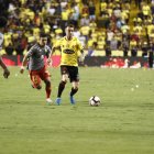 Damián Díaz fue uno de los más movedizos en el equipo local, pero pudo doblegar al arquero Fernando Fernández.