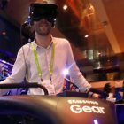 Keith Jauregui de Francia intenta una experiencia de realidad virtual de snowboard en un stand de Samsung durante el CES 2018 en Las Vegas