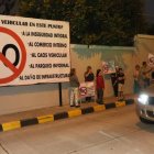 Residentes de la urbanización han colocado un cartel cerca de la garita de entrada en rechazo al proyecto que busca levantar dos edificios.