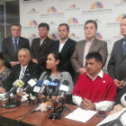 Fernando Flores junto a los miembros del bloque legislativo CREO presentan el pedido de juicio político.