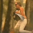 Mujer rescata a un koala