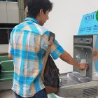 La Espol tiene surtidores de agua con similar fin ambiental que el Municipio, pero allí el líquido es gratis.