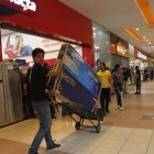 En el centro comercial Mall del Sur, los locales de ropa y electrodomésticos, entre otros, se sumaron a los descuentos de Viernes Negro.
