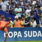 Rivalidad. Evelio Zafra (L) de La Guaira disputa un balón con Fernando Gaibor, de Emelec.