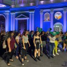 Grupos feministas llegan a la Plaza San Francisco tras la intervención "Un violador en tu camino".