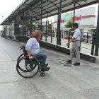Activista. Betzabeth Pilaloa, presidenta de Asopléjica, avanza a una de las paradas de la Metrovía.