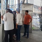 Algunos de los usuarios afectados se acercaron para reclamar el incidente.