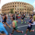 Los corredores participantes en la edición número 39 de la Maratón Valencia Trinidad Alfonso, a su paso por la Plaza de Toros.