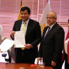 Reforma. La presidenta del CNE, Diana Atamaint (i), entregó a César Litardo el proyecto de reformas al Código de Democracia de la Función Electoral.