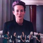Megan Rapinoe recibió su premio mediante un video.