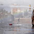 SANTIAGO. Fuerzas Especiales de Carabineros dispersan a un grupo de manifestantes este domingo en la céntrica plaza Italia de Santiago (Chile), rebautizada popularmente como ¿Plaza de la Dignidad.