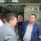 Byron Pacheco (de azul) en el exterior de la dependencia judicial en el centro de Guayaquil.