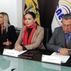 La presidenta del CNE, Diana Atamaint (c), y la viceprefecta del Guayas, Susana González(i), se refieren a la aprobación de las reformas al Código Democracia.
