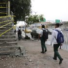 Afectados. Los estudiantes del Simón Bolívar buscan opciones para cruzar la vía.