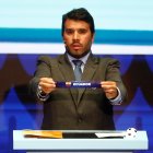 El director de competiciones de la Conmebol Hugo Figueredo sostiene la papeleta de  Ecuador en el sorteo de la Copa América.