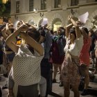 Previo al performance, las mujeres que participaron en el acto se reunieron en la Plaza de la Administración a ensayar.