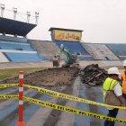 La capa de pista sintética ya está siendo removida en su totalidad