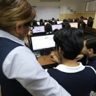Ayuda. En los colegios, los docentes capacitan a los estudiantes y los apoyan para que puedan inscribirse a través de la plataforma Ser Bachiller.