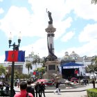 Decoración. La ciudad, por iniciativa pública y privada, está decorada con los colores de la bandera. También hay ofrendas florales en puntos estratégicos.