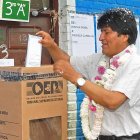 BOLIVIA. Evo Morales deposita su voto el pasado 20 de octubre.