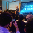 Jürgen Klarić da su conferencia en el hotel Sheraton de Guayaquil, el gurú del marketing llenó la sala.