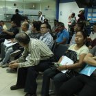 Hay usuarios que llevan hasta un mes, a la espera de sus trámites.