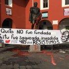 El monumento lucía manchas rojas y estaba acompañado con un cartel.