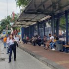 Varios usuarios se quedaron esperando por varios minutos la llegada de los buses