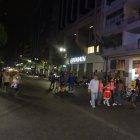Las personas caminaron en la arteria desde las 21:00.