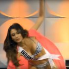 Frederika Cull (Miss Indonesia) tuvo un resbalón que casi la manda al piso.