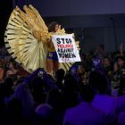 Julia Horta, representante de Brasil en su paso por la pasarela del Traje Típico.