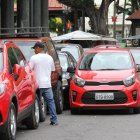 Multas. En el centro de la urbe los conductores son multados por estacionar a doble columna.