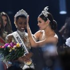 Catriona Gray, Miss Universo de 2018, coloca la corona a su sucesora