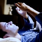 Si es de los que usa de esta manera el teléfono, cuidado con una fractura en la nariz.