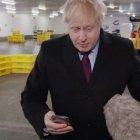 LONDRES. El primer ministro británico, Boris Johnson, cuando retiene el celular