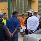 La Policía detuvo a dos personas armadas fuera del Municipio.