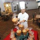 Francisco Vinueza tiene 23 años de experiencia como panadero pastelero en los hoteles. En el Continental el pan de pascua es gourmet, con nuevos perfumes, sin perder su tradición.