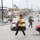 Riesgo. Cientos de estudiantes del Teniente Hugo Ortiz cruzan la vía Alvarado Oleas para ir y salir del colegio.