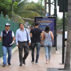 Rótulos publicitarios ocupan gran parte de la vereda.