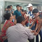 Jornada. Decenas de personas acuden a la Senescyt para pedir apoyo porque aún no pueden inscribirse.