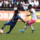 Orejuela de Liga de Quito disputa el balón con Rojas del Delfin en el estadio Rodrigo Paz.
