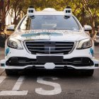 Una de las unidades de taxi autónomo que ya ofrecen servicio en San José, California.