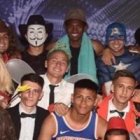 Alegría. El meta nacional junto a los invitados a la fiesta