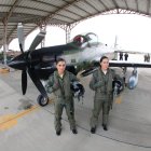 En la gráfica. María Cueva y Jazmín Pérez cumplen con el ejercicio final previo a su graduación como las primeras pilotos de combate.