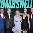 El guionista Charles Randolph, Nicole Kidman, Margot Robbie, Charlize Theron y el director Jay Roach en la presentación de la cinta en el teatro Regency Village, en Los Ángeles.